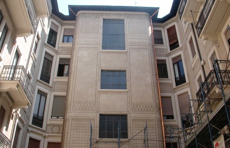 facciata graffito palazzo Milano